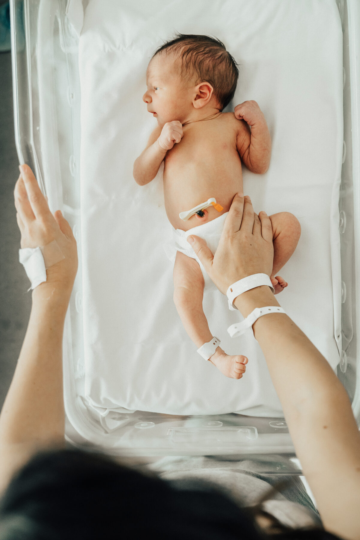 Neugeborenes von oben — erste Tage