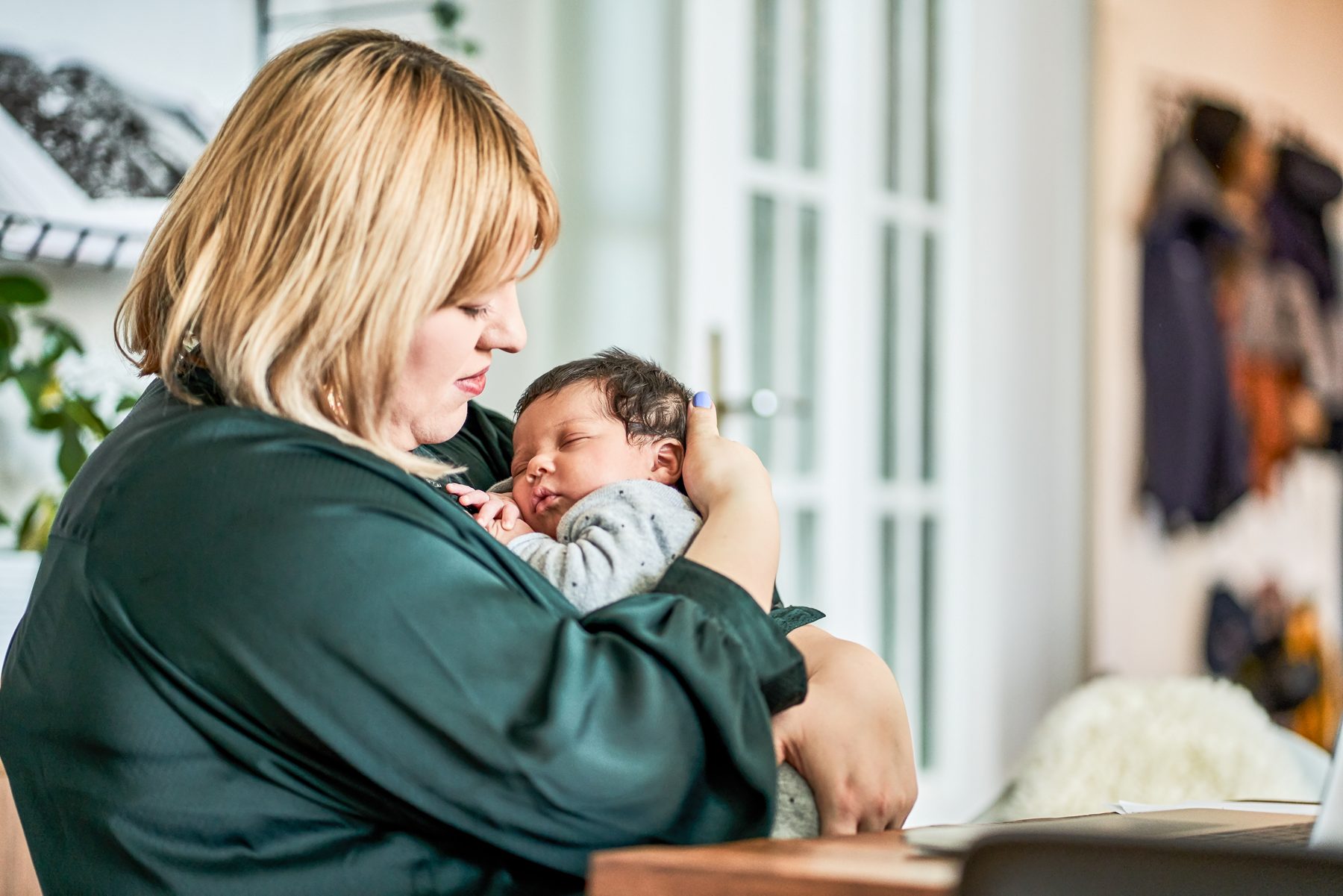 Schwangere liest ein Buch