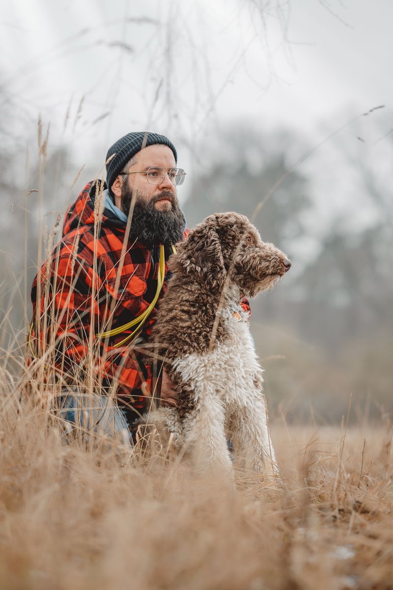 Mann und Hund auf dem Feld