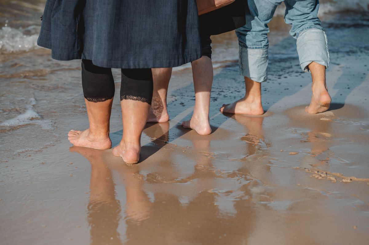 Familie barfuß am Wasser