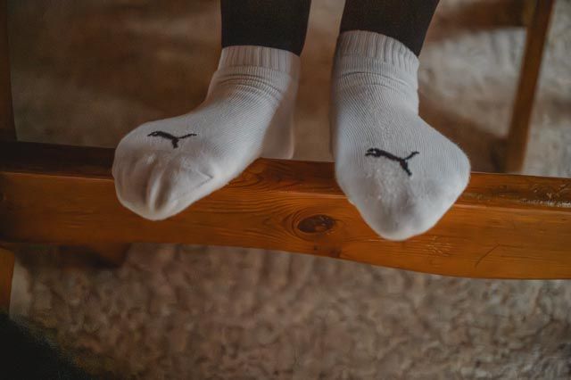 Kinderfüße in Socken — gemütlich