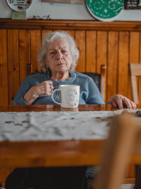 Ältere Frau mit Tasse — Portrait