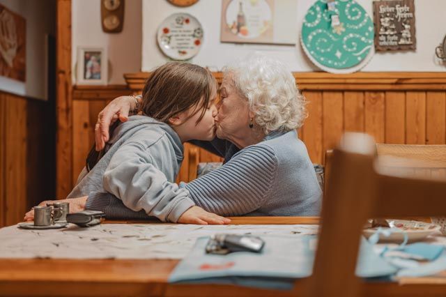 Oma und Enkelin umarmen sich