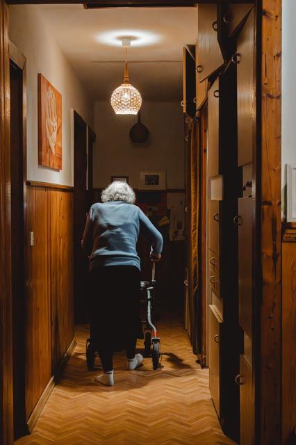 Ältere Frau im Flur — Alltag
