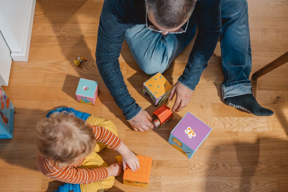 Kleinkind spielt mit Papa