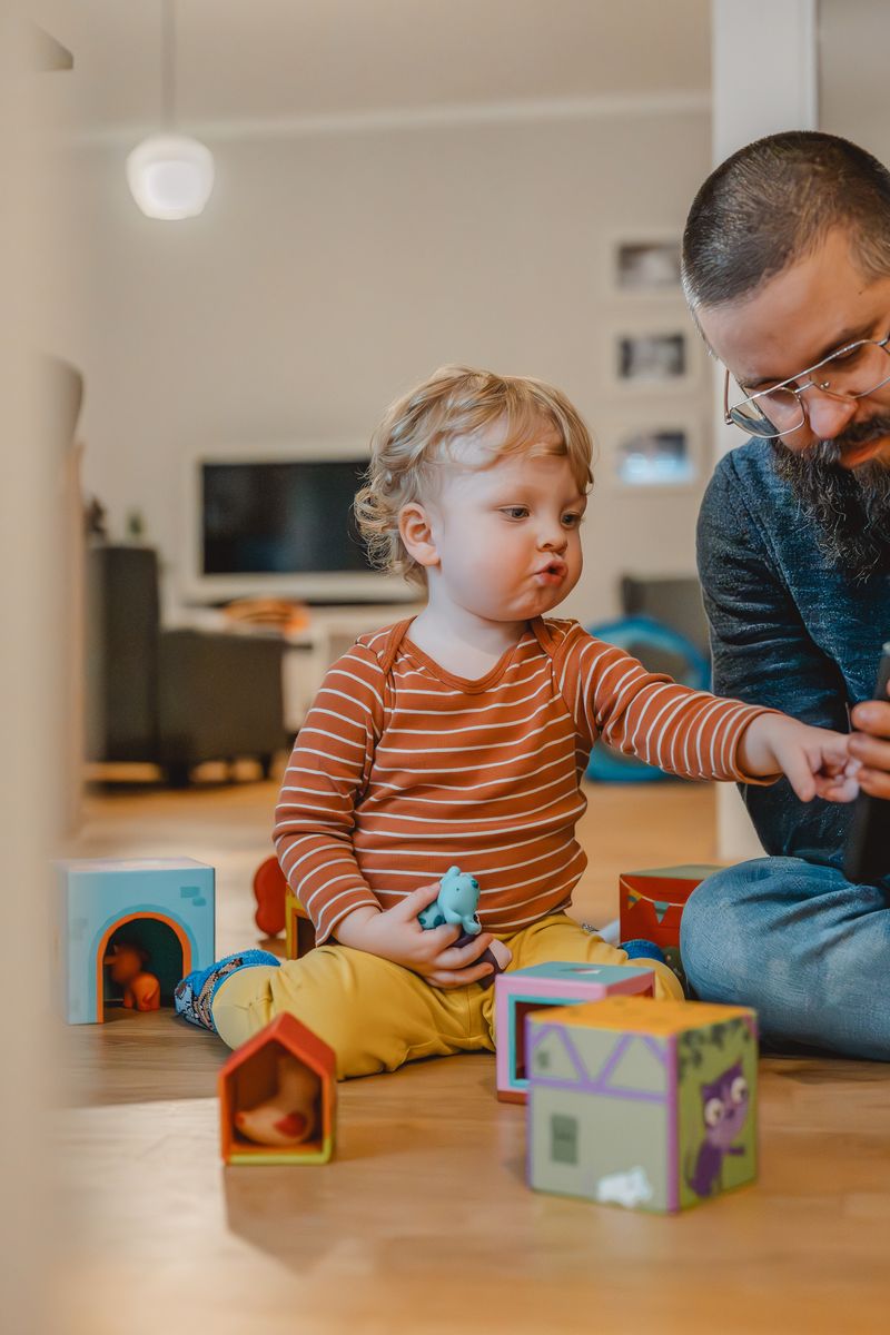 Papa und Kind bauen mit Bauklötzen