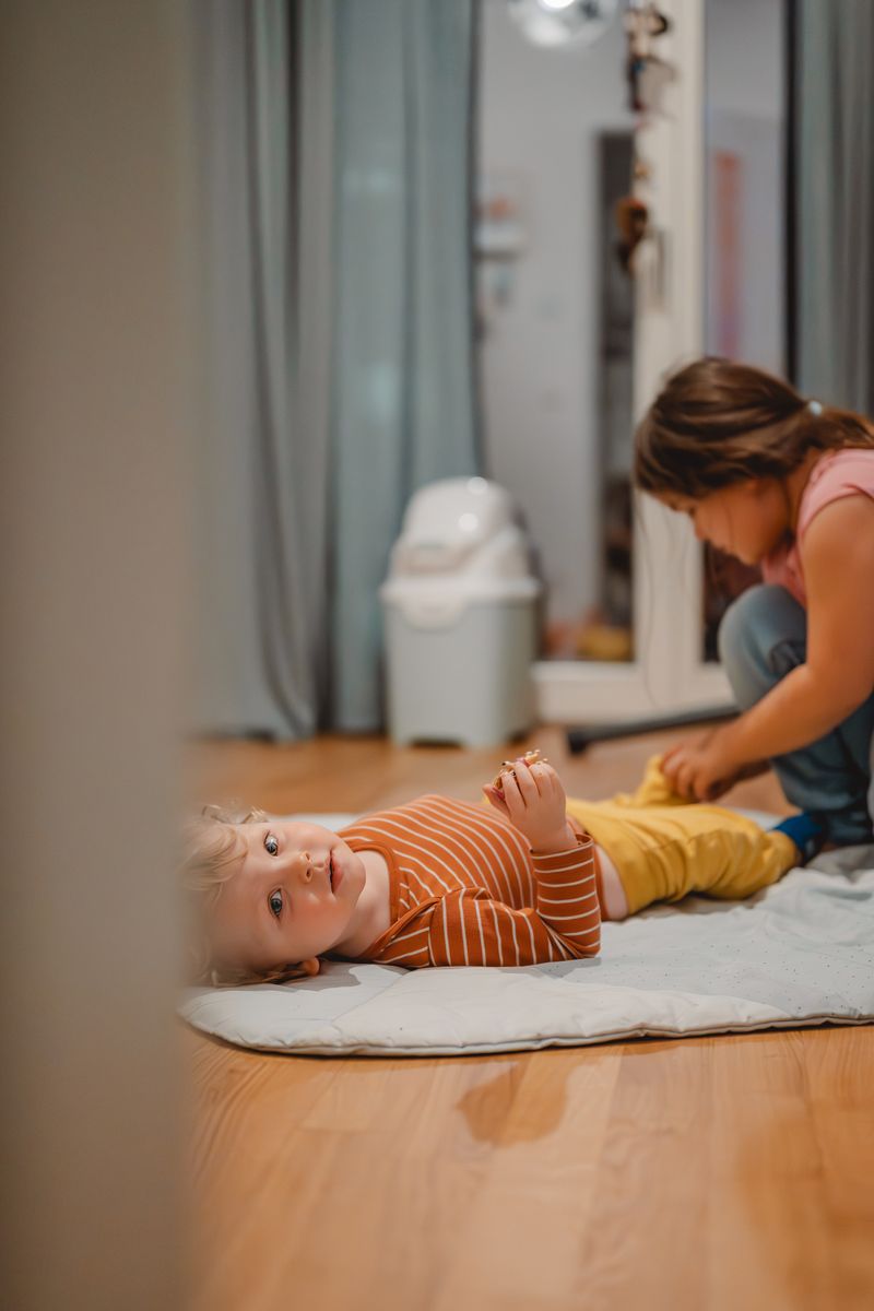 Baby spielt auf der Krabbeldecke
