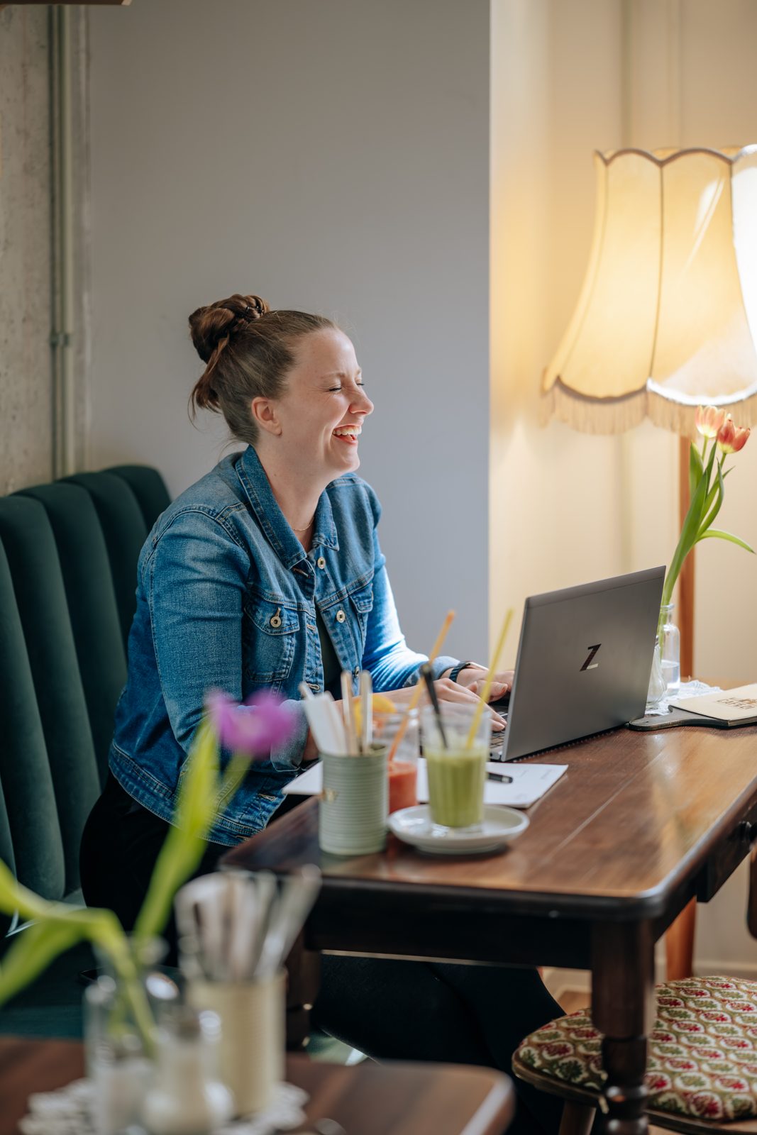 Arbeiten im Café mit Laptop