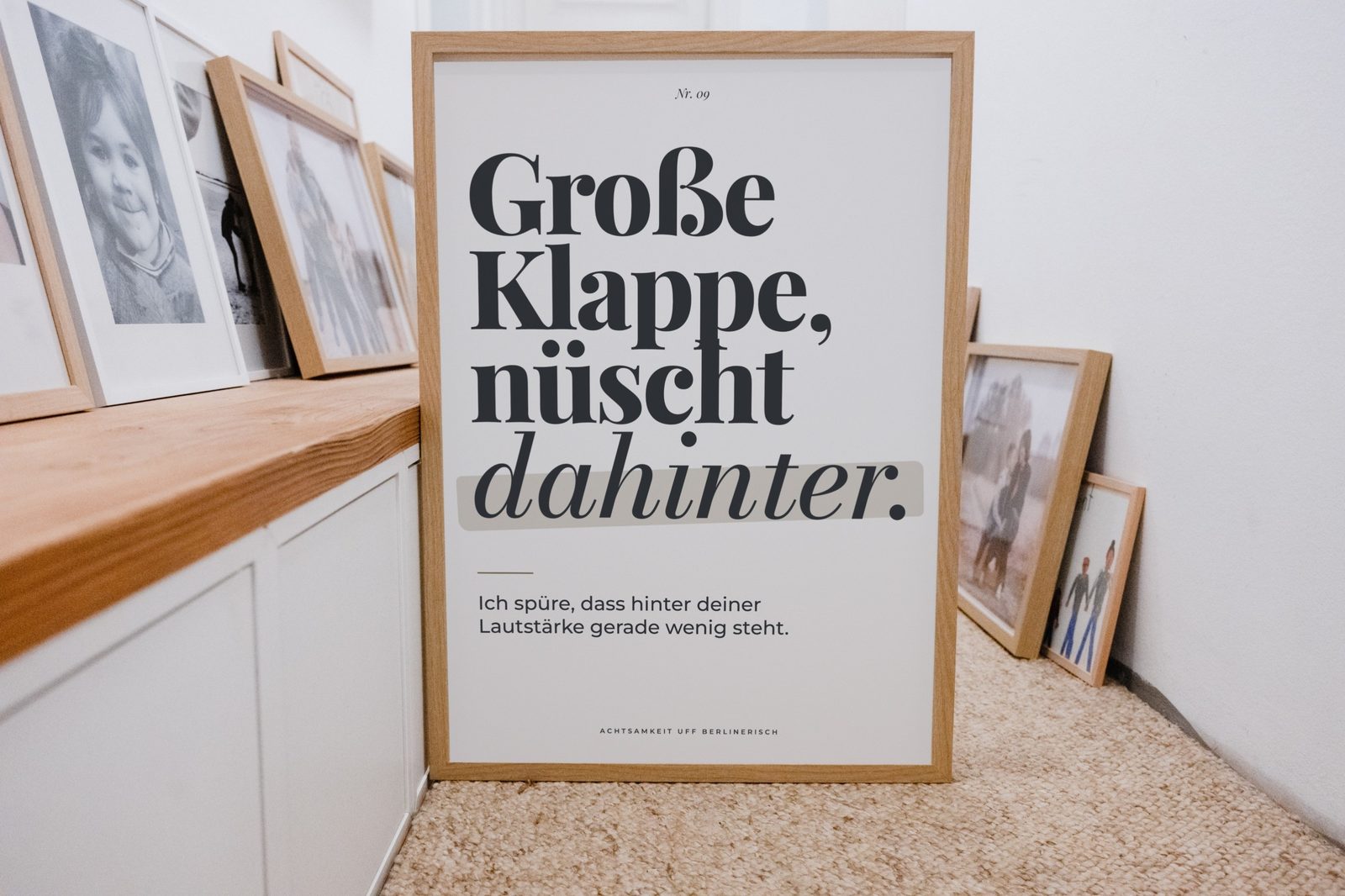 Poster „Große Klappe, nüscht dahinter.“ aus der Serie Achtsamkeit uff Berlinerisch — gerahmt am Boden an die Wand gelehnt, TEPASKIND Prints von Linda Tepaskent